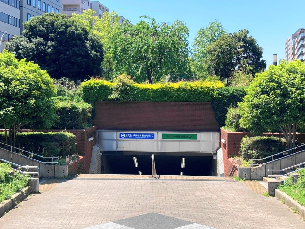 横浜市営地下鉄ブルーライン伊勢佐木長者町駅の出口２
